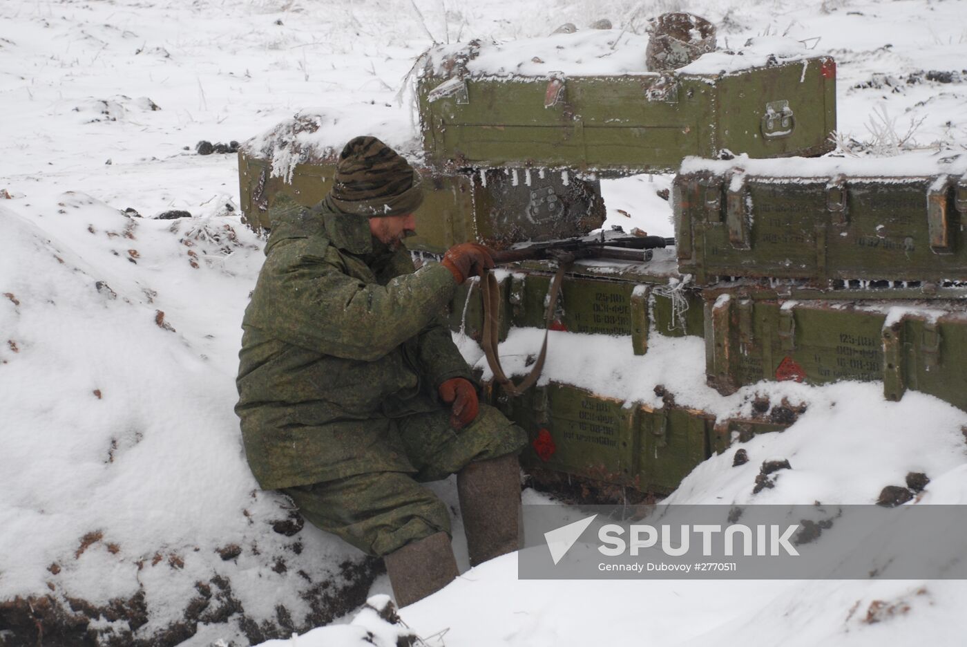 DPR militiamen on demarcation line