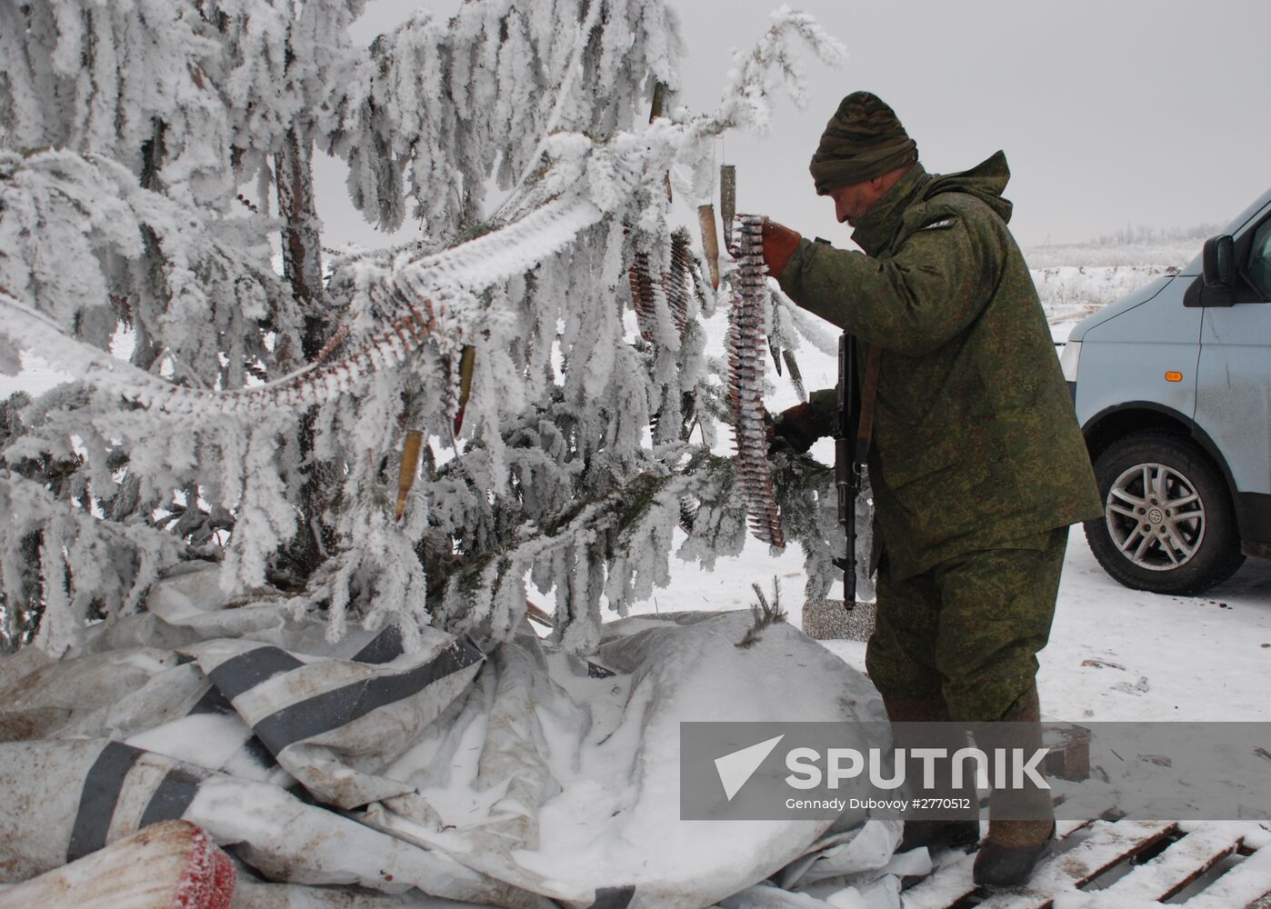 DPR militiamen on demarcation line