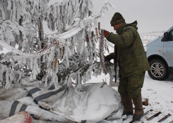 DPR militiamen on demarcation line
