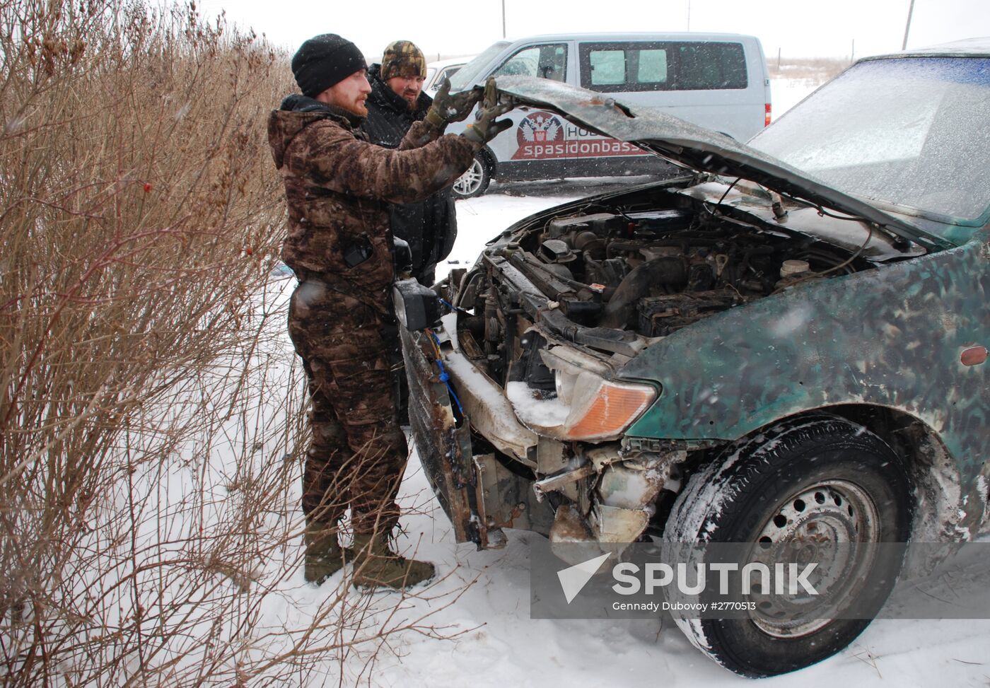 DPR militiamen on demarcation line