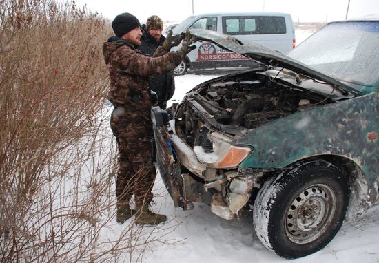 DPR militiamen on demarcation line