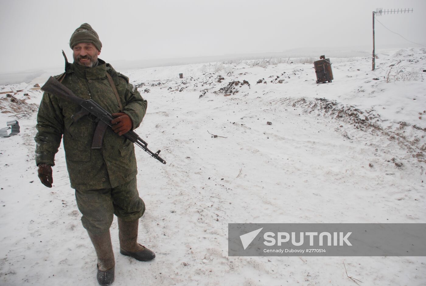 DPR militiamen on demarcation line