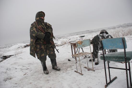 DPR militiamen on demarcation line