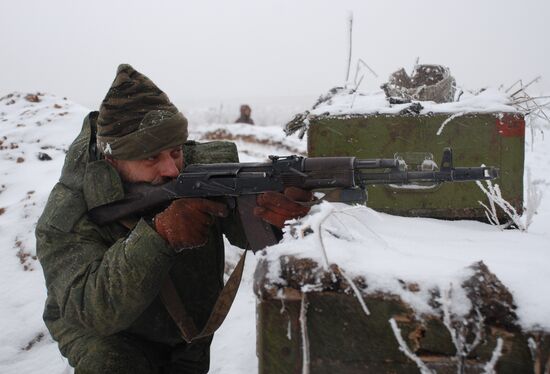 DPR militiamen on demarcation line