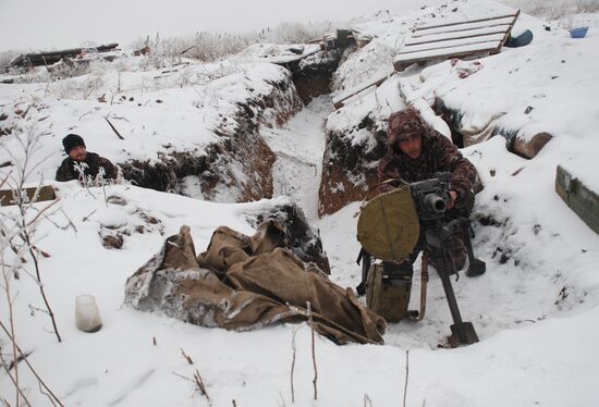 DPR militiamen on demarcation line