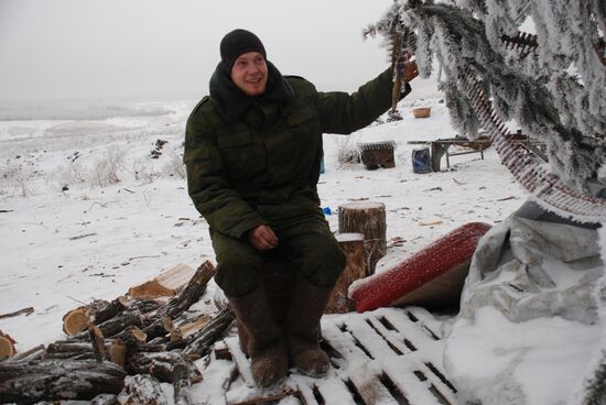 DPR militiamen on demarcation line