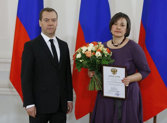 Dmitry Medvedev presents government awards to mass media workers