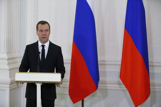 Dmitry Medvedev presents government awards to mass media workers