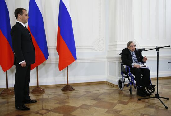 Dmitry Medvedev presents government awards to mass media workers