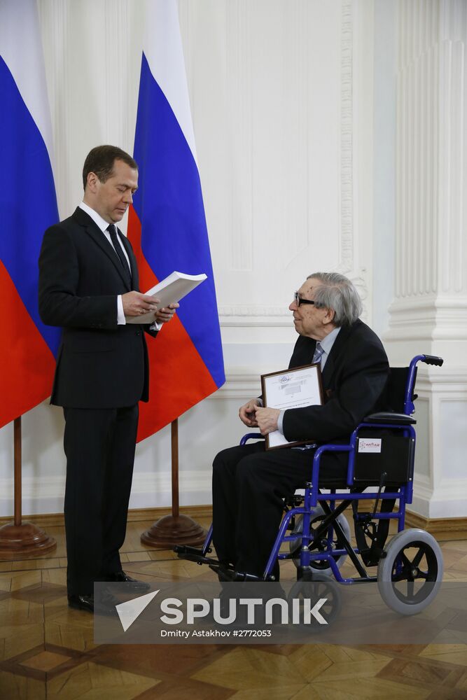 Dmitry Medvedev presents government awards to mass media workers