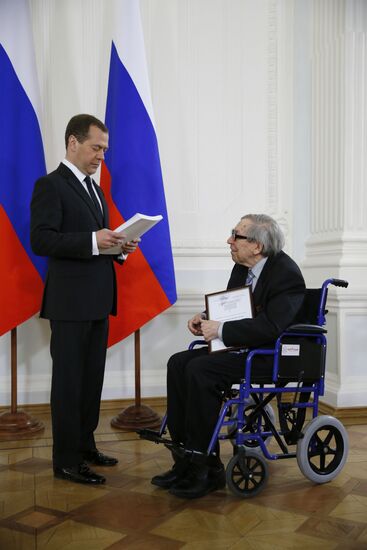 Dmitry Medvedev presents government awards to mass media workers