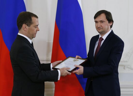Dmitry Medvedev presents government awards to mass media workers