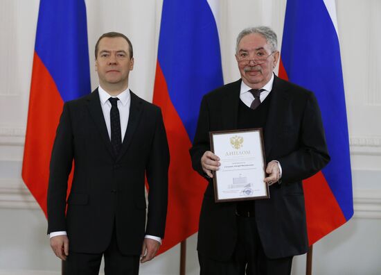 Dmitry Medvedev presents government awards to mass media workers