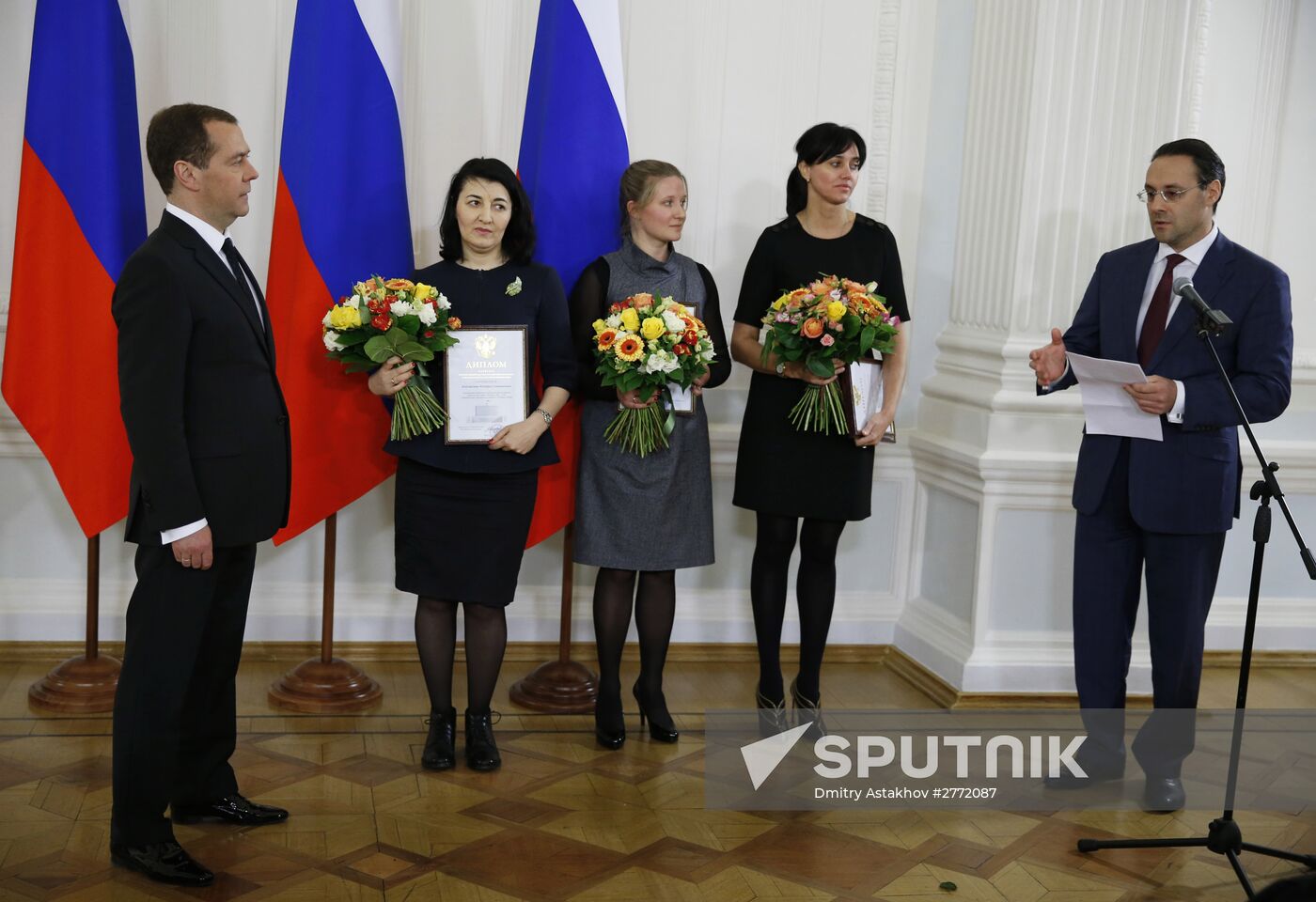Dmitry Medvedev presents government awards to mass media workers