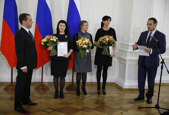 Dmitry Medvedev presents government awards to mass media workers