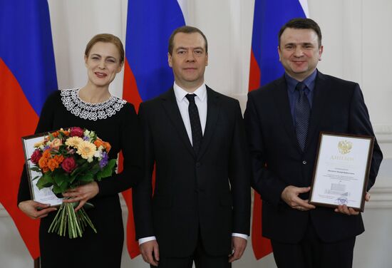 Dmitry Medvedev presents government awards to mass media workers