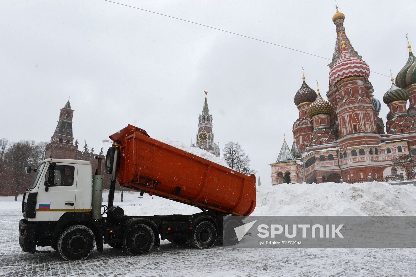 Snow removal in Moscow