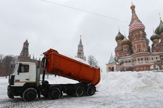 Snow removal in Moscow