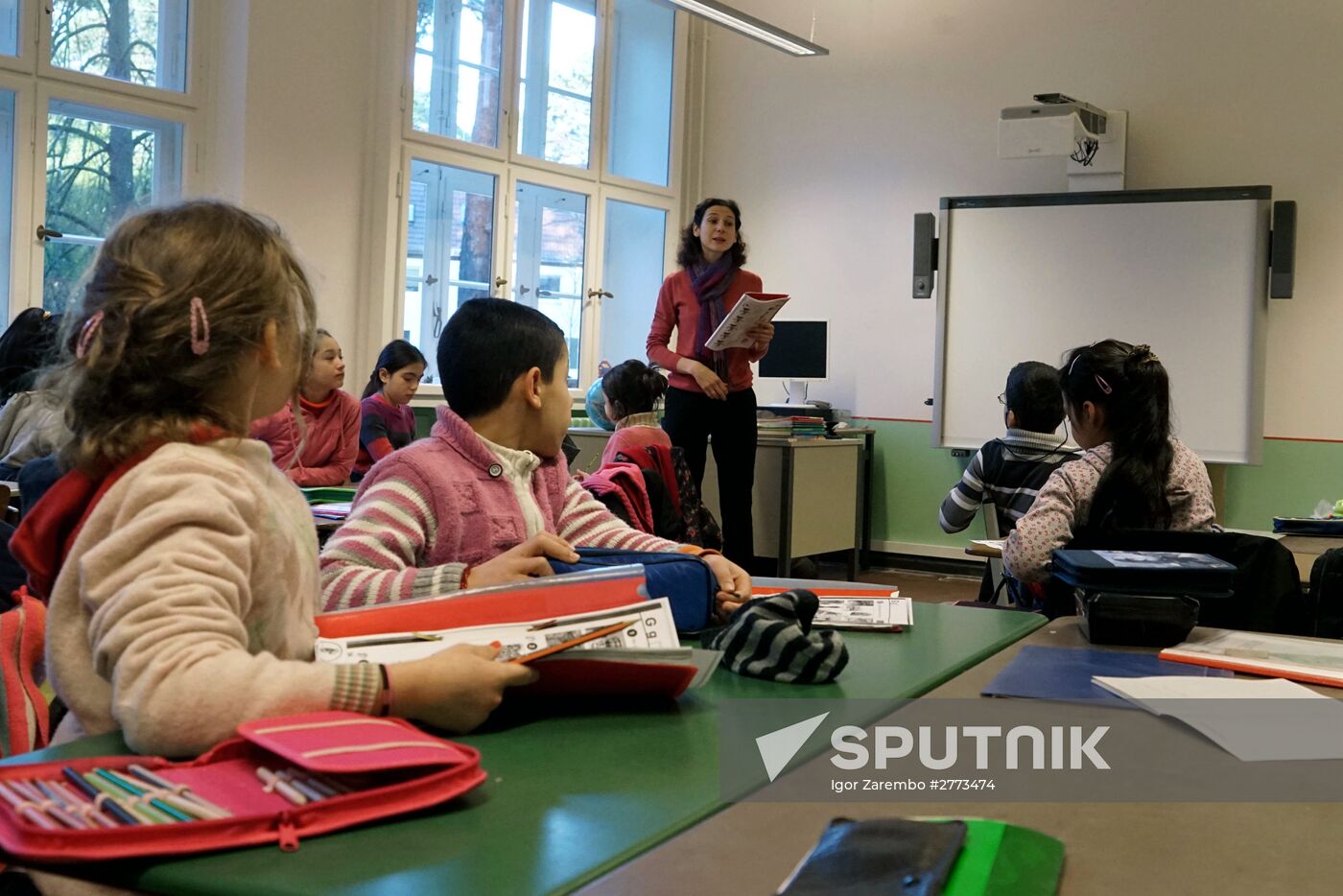 Children of refugees from Syria, Afghanistan in class in German school