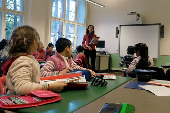 Children of refugees from Syria, Afghanistan in class in German school