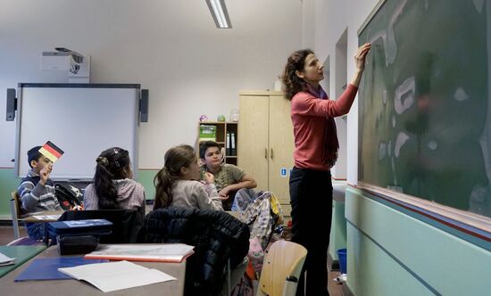 Children of refugees from Syria, Afghanistan in class in German school