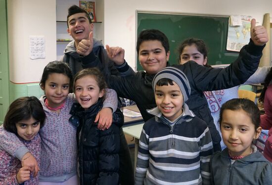 Children of refugees from Syria, Afghanistan in class in German school