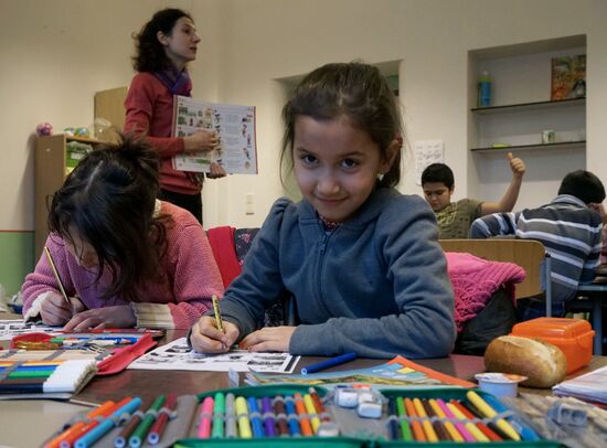 Children of refugees from Syria, Afghanistan in class in German school