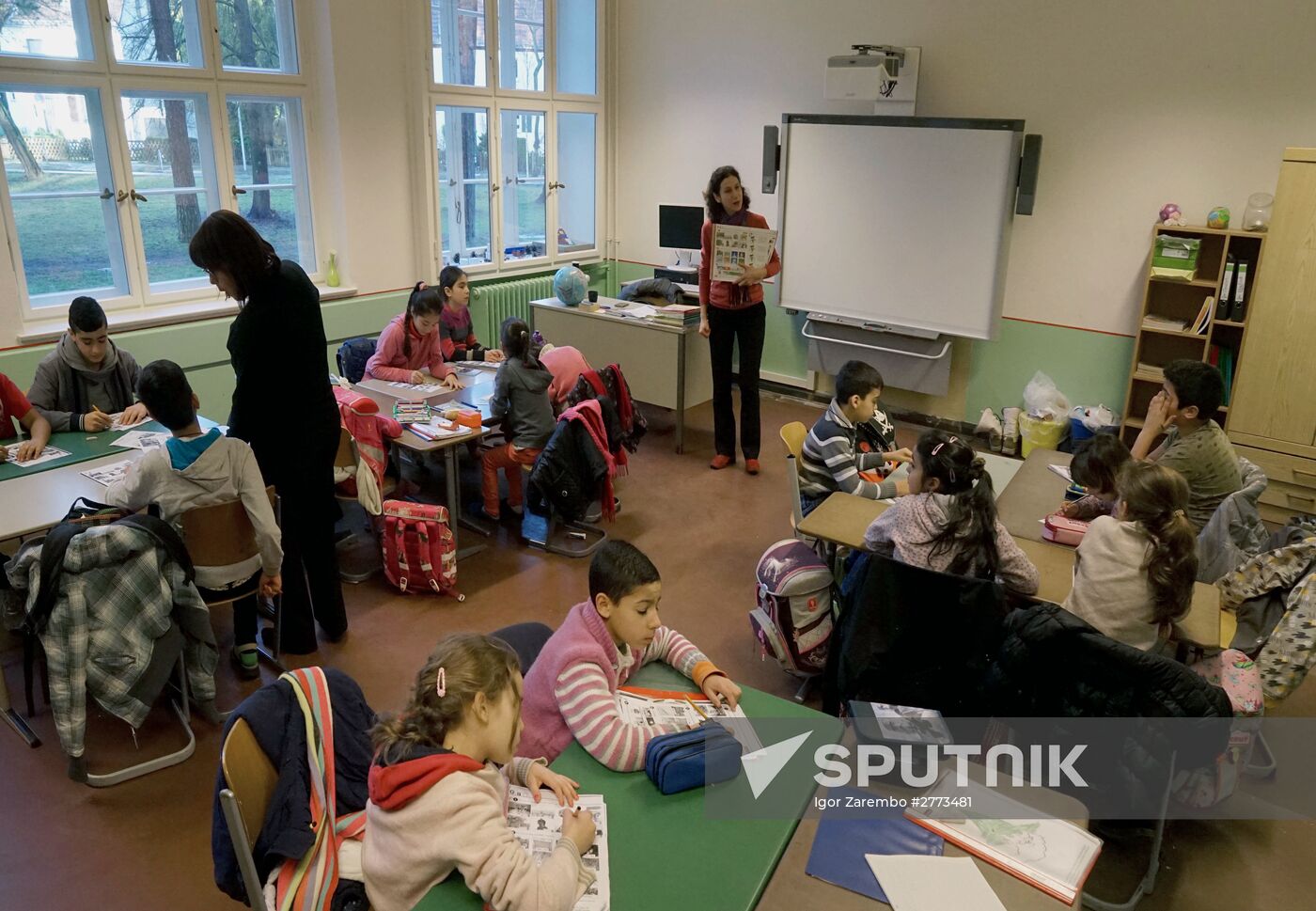 Children of refugees from Syria, Afghanistan in class in German school