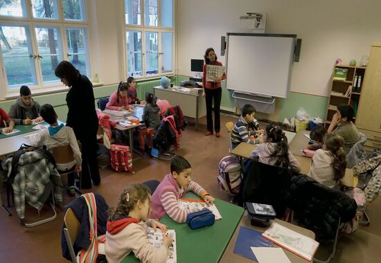 Children of refugees from Syria, Afghanistan in class in German school