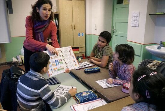 Children of refugees from Syria, Afghanistan in class in German school