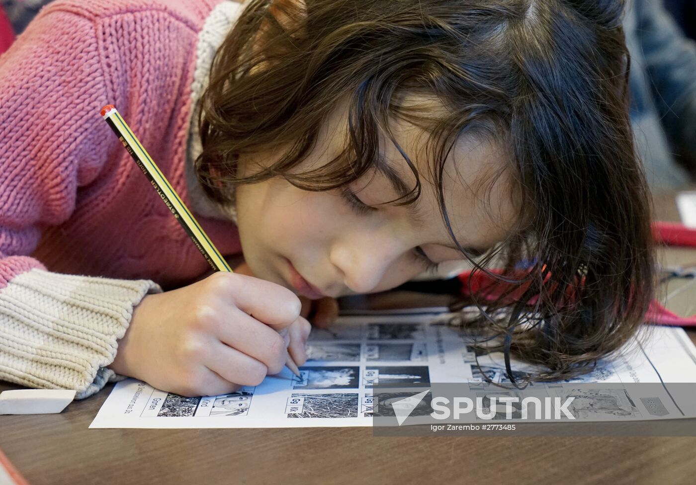 Children of refugees from Syria, Afghanistan in class in German school