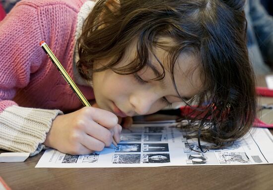 Children of refugees from Syria, Afghanistan in class in German school