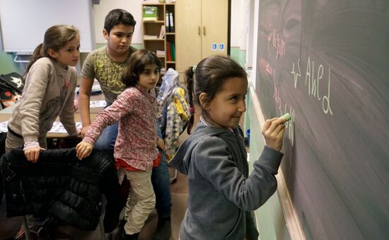 Children of refugees from Syria, Afghanistan in class in German school