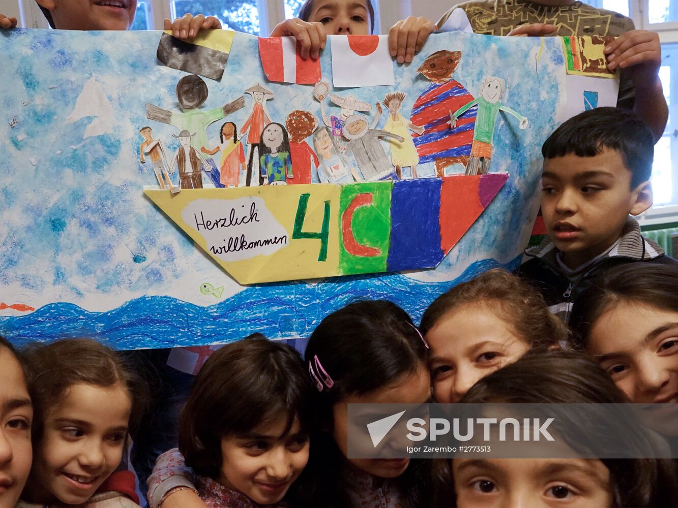 Children of refugees from Syria, Afghanistan in class in German school