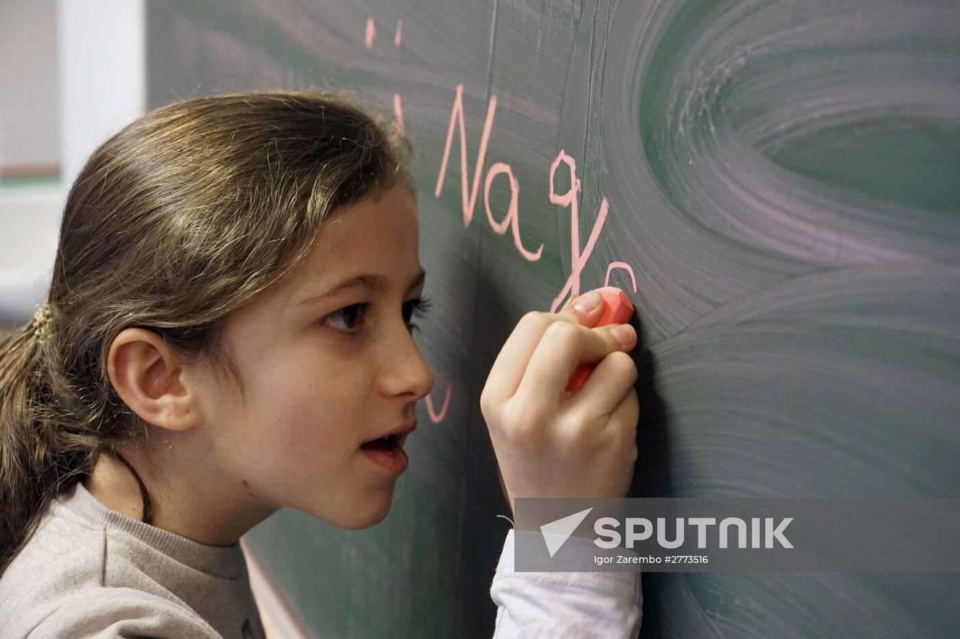 Children of refugees from Syria, Afghanistan in class in German school