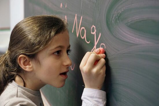 Children of refugees from Syria, Afghanistan in class in German school