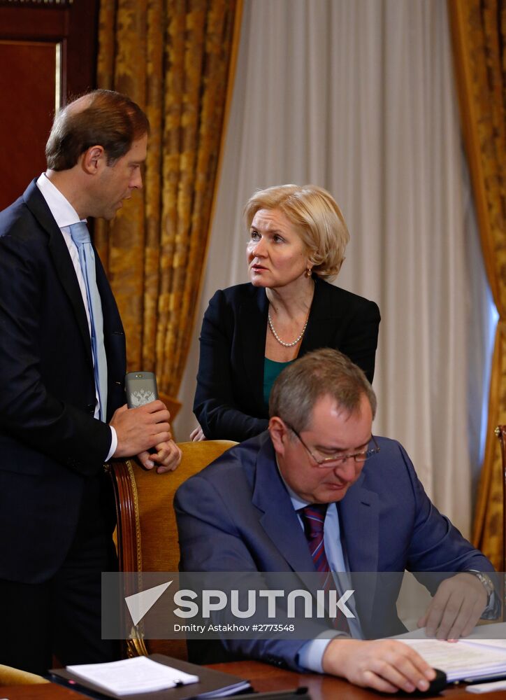 Prime Minister Dmitry Medvedev chairs meeting on economic and financial issues