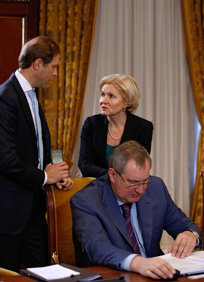 Prime Minister Dmitry Medvedev chairs meeting on economic and financial issues