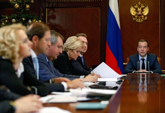 Prime Minister Dmitry Medvedev chairs meeting on economic and financial issues