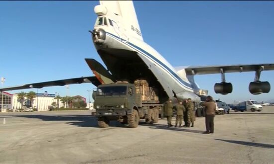 Loading humanitarian cargo for Deir ez-Zor