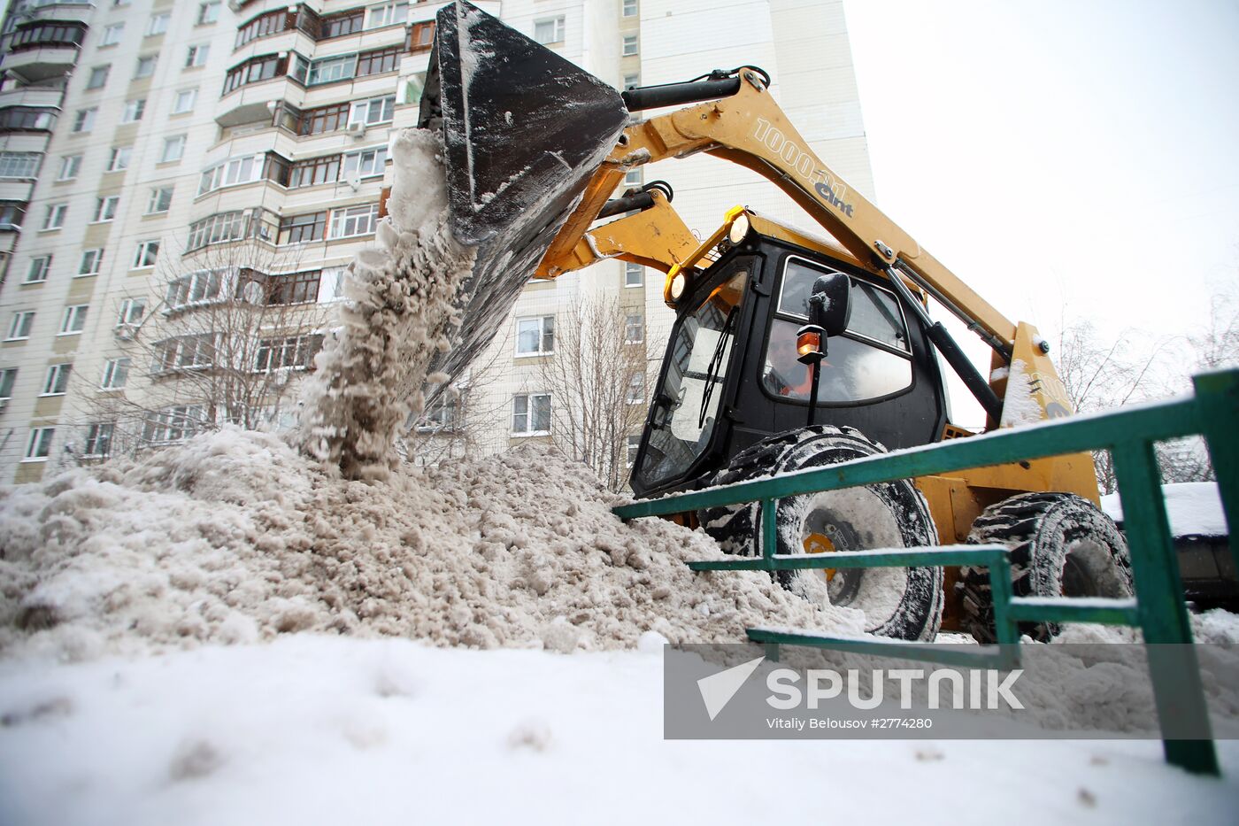 Snow removed in Moscow