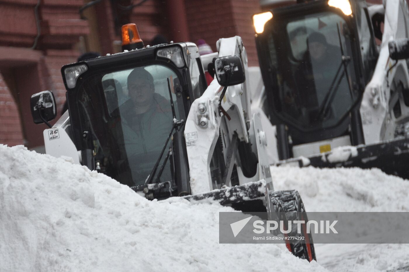Snow removed in Moscow