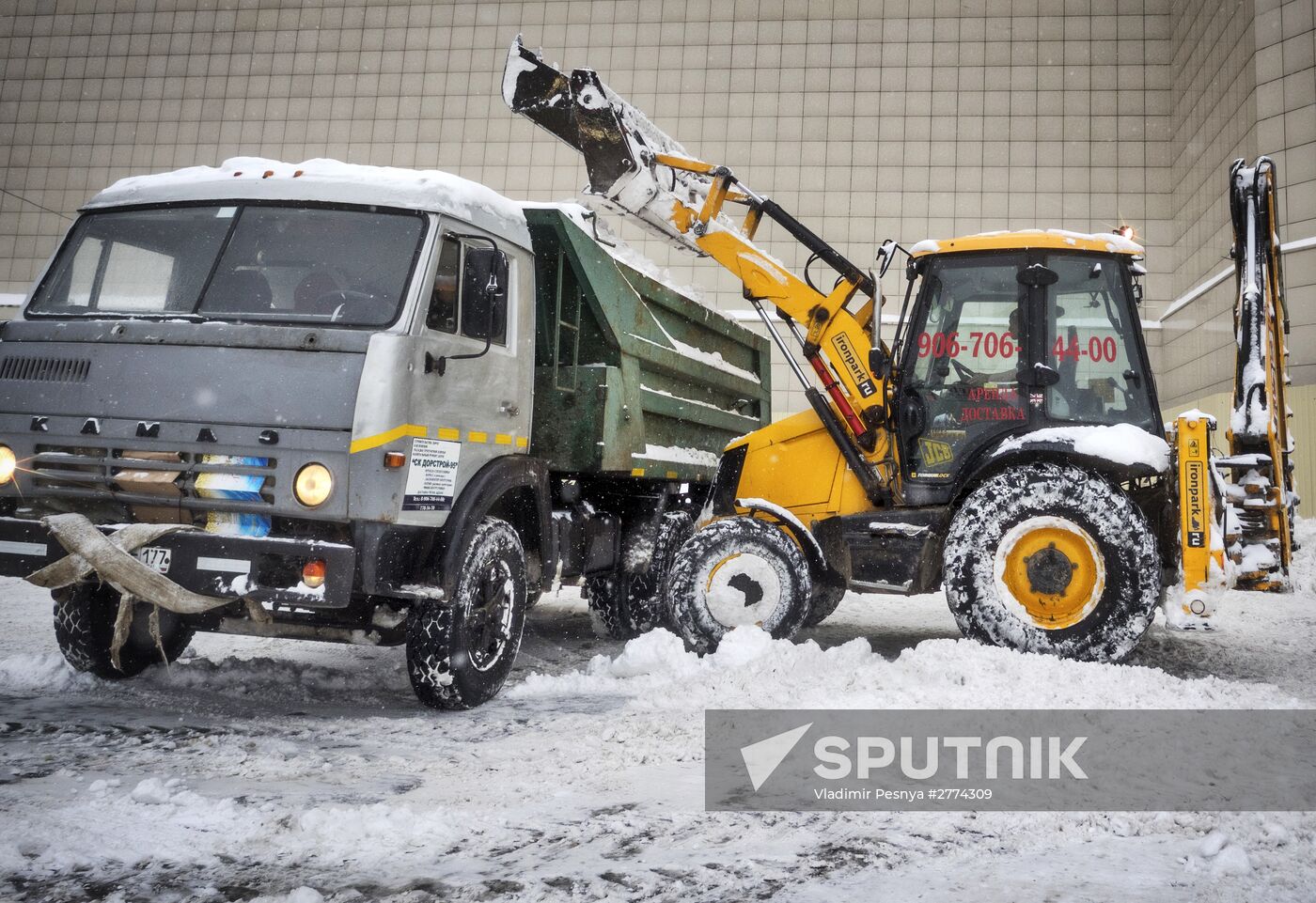 Snow removed in Moscow