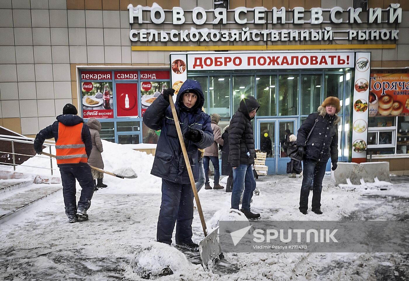 Snow removed in Moscow