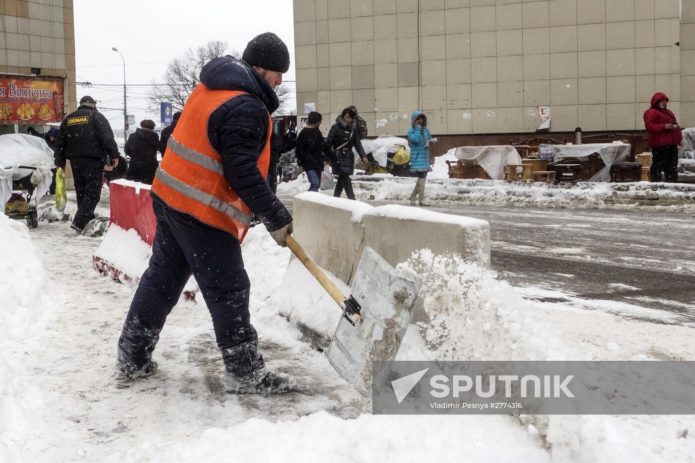 Snow removed in Moscow