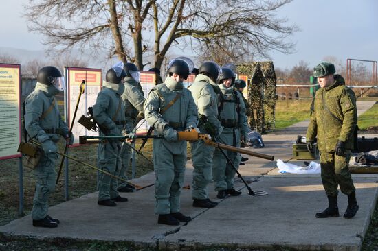 Combat engineer units exercise in Russian cities