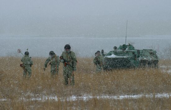 Combat engineer units exercise in Russian cities