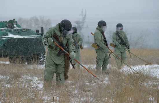 Combat engineer units exercise in Russian cities