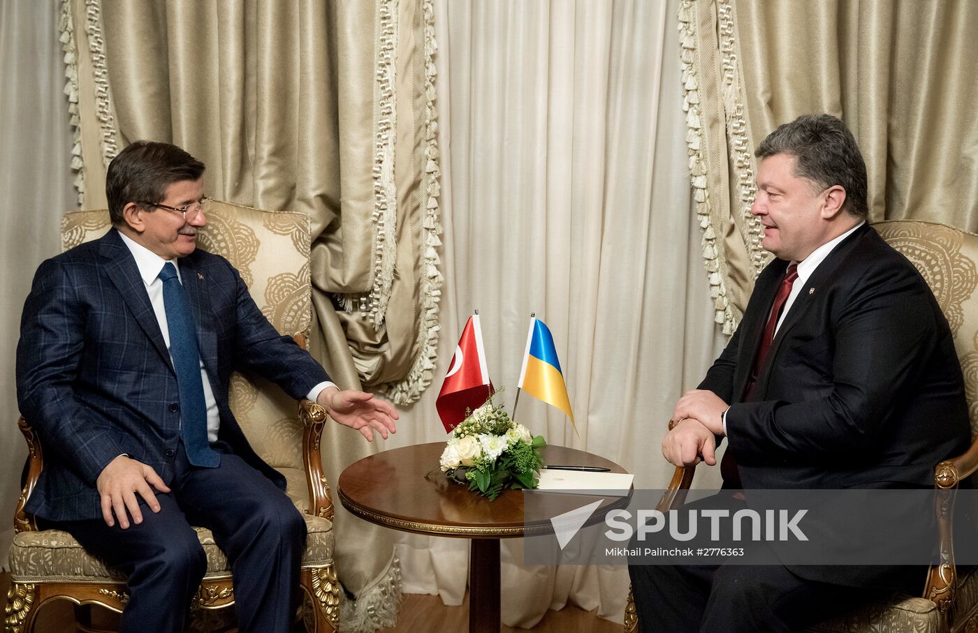 Ukrainian President Petro Poroshenko meets with Turkish Prime Minister Ahmet Davutoglu in Davos