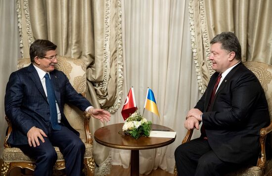 Ukrainian President Petro Poroshenko meets with Turkish Prime Minister Ahmet Davutoglu in Davos